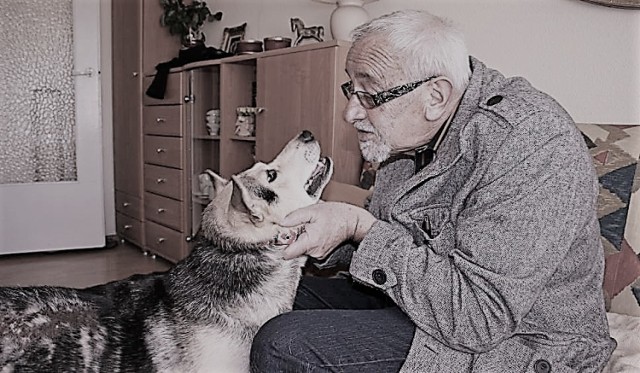 Janusz Piątkowski i pies Kajtek, którego przygarnął w 2011 roku
