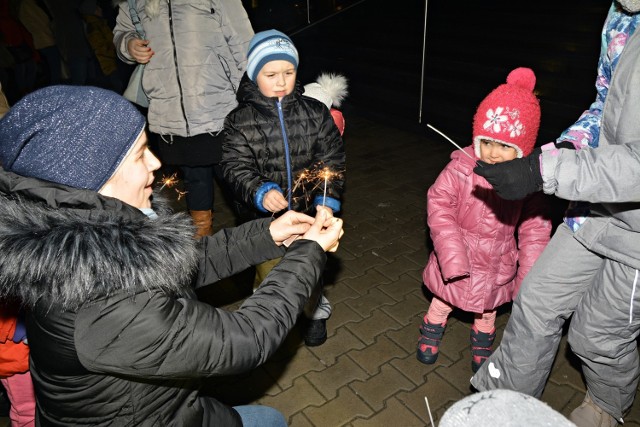 Gminny Ośrodek Kultury w Kluczach oraz Wójt Gminy Klucze  przygotowali dla mieszkańców przedświąteczne spotkanie "W blasku choinki". Było śpiewania kolęd i pastorałek, łamanie się opłatkiem, poczęstunek i kiermasz ozdób