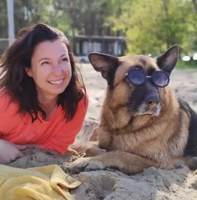 Aleksandra Czechowska i Dino są nierozłączni. Decyzja kluczborskiego sądu daje nadzieję, że to się nie zmieni. Owczarek niemiecki ani na krok nie opuszcza swojej pani. Towarzyszył jej też przed budynkiem sądu, który decydował o jego losie.