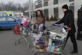 W Łodzi mieszkańcy wyruszyli na przedświąteczne zakupy i w poszukiwaniu prezentów [ZDJĘCIA]