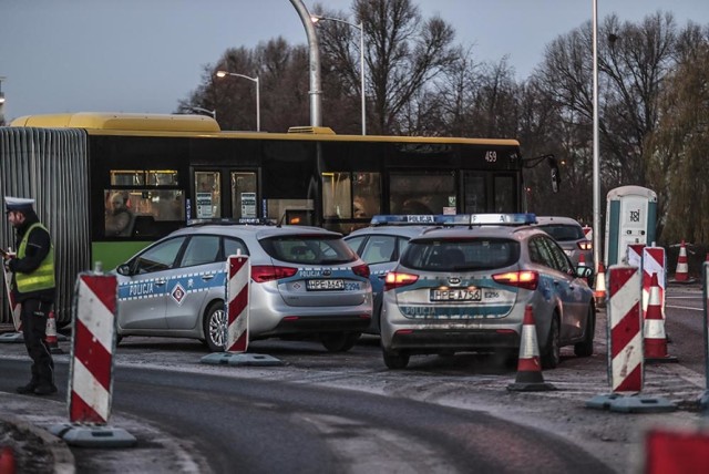 W środę, 5 grudnia, w godzinach porannych policjanci z zielonog&oacute;rskiej drog&oacute;wki pojawili się na skrzyżowaniu ulic Wyszyńskiego i Zawadzkiego.

Mundurowi uzbrojeni w alkomaty pojawili się na remontowanym skrzyżowaniu o godz. 7.00. Sprawdzali trzeźwość wszystkich przejeżdżających skrzyżowaniem kierowc&oacute;w.
 
To akcja w ramach tradycyjnych już działań pod nazwą &bdquo;trzeźwy kierowca&rdquo;. Są one prowadzone kilka razy w tygodniu. Policjanci pojawiają się na r&oacute;żnych ulicach miasta lub na terenie powiatu zielonog&oacute;rskiego. &ndash; I akcja cały czas będzie kontynuowana &ndash; m&oacute;wi st. asp. Marek Kozak, naczelnik zielonog&oacute;rskiej drog&oacute;wki.

Dzisiejsza kontrola wykazała, że wszyscy kierowcy byli trzeźwi.

Przypomnijmy. Prowadzenie po pijanemu mając ponad p&oacute;ł promila jest przestępstwem. Kierowcy grozi wtedy kara do dw&oacute;ch lat więzienia, zakaz prowadzenie na czas nie kr&oacute;tszy niż 3 lata i grzywna nie niższa niż 5 tys. zł.

&lt;b&gt;POLECAMY R&Oacute;WNIEŻ PAŃSTWA UWADZE:&lt;/b&gt;
&lt;a href=&quot;https://gazetalubuska.pl/dlug-za-abonament-rtv-sciagneli-dwa-razy-wzieli-z-konta-3800-zl-z-mojego-konta-zniknelo-ponad-dwa-razy-wiecej-pieniedzy-niz/ar/13716180&quot;&gt;&lt;h2&gt;&lt;b&gt;Dług za abonament RTV. Ściągnęli z konta kilka tysięcy zł!&lt;/b&gt;&lt;/h2&gt;&lt;img src=&quot;https://d-pt.ppstatic.pl/kadry/k/r/1/e8/b6/5c06af702cb3f_o,size,969x565,q,71,h,5bb368.jpg&quot; width=&quot;100%&quot;&gt;&lt;/a&gt;

&lt;center&gt;&lt;div class=&quot;fb-like-box&quot; data-href=&quot;https://www.facebook.com/gazlub/?fref=ts&quot; data-width=&quot;700&quot; data-show-faces=&quot;true&quot; data-stream=&quot;false&quot; data-header=&quot;true&quot;&gt;&lt;/div&gt;&lt;/center&gt;