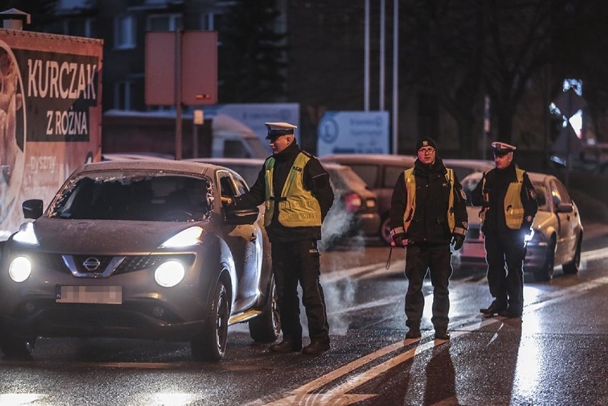 Policja na skrzyżowaniu ulic Wyszyńskiego i Zawadzkiego                                                      