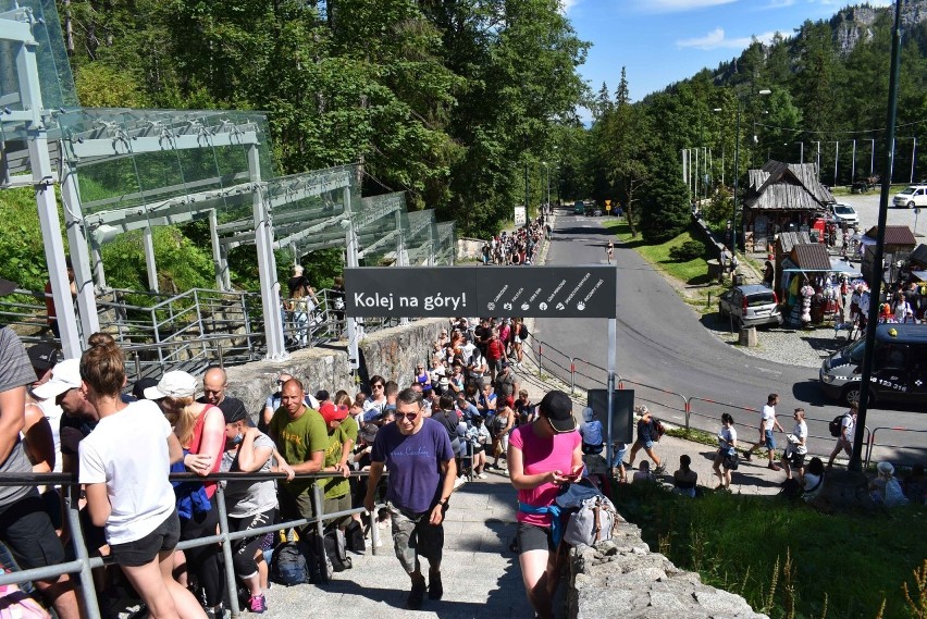 Zakopane. Coraz więcej turystów. Kolejki nawet na szlakach turystycznych [ZDJĘCIA] 29.07.