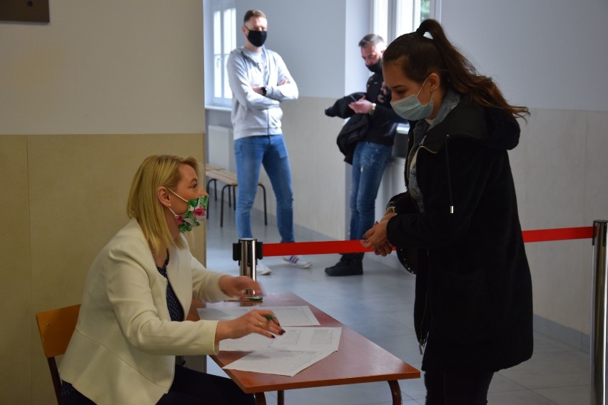 Matura w Szczecinku w środku epidemii. W takich warunkach zaczęły się egzaminy [zdjęcia]