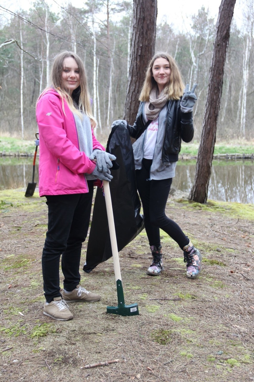 Uczniowie sadzili drzewka w Parku Nadmorskim w Łebie