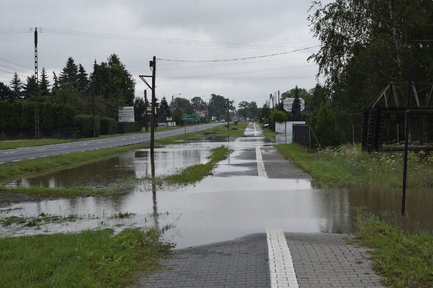 Całonocne opady deszczu spowodowały, że ul. Mszczonowska...