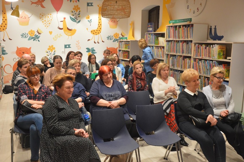 Jakub Małecki spotkał się z fanami literatury w Bibliotece Publicznej w Kartuzach - ZDJĘCIA, WIDEO