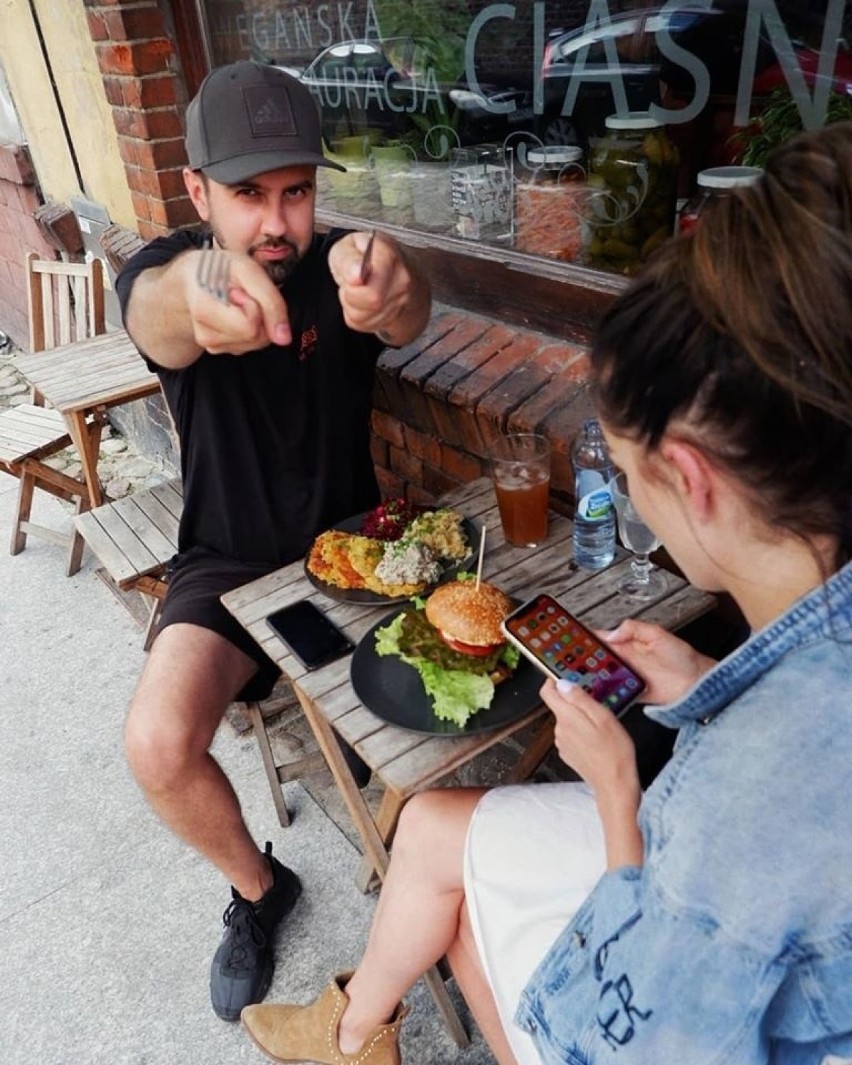 Piątek, zaczyna się weekendowe wzmożenie. W restauracji...