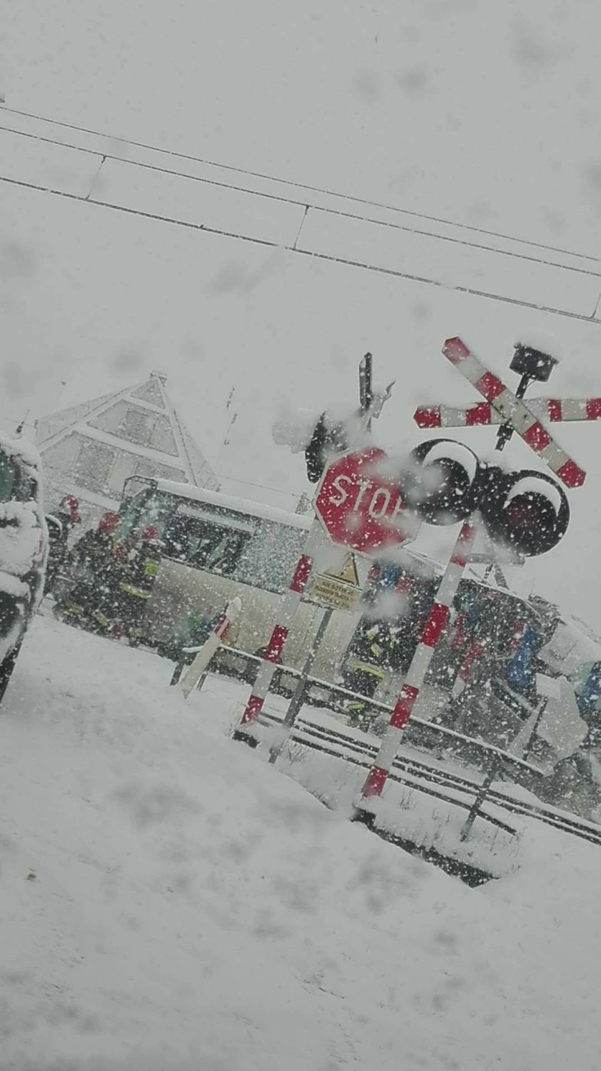 Szaflary. Pasażerski bus wjechał pod pociąg [ZDJĘCIA]