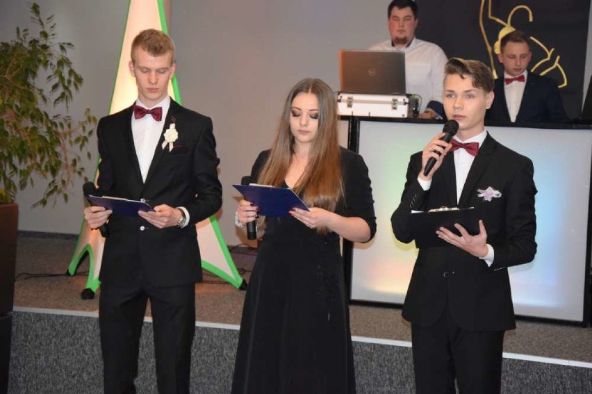 Studniówka 2019: ZS 2 w Wągrowcu. Nie zabrakło życzeń i wspólnych zdjęć 