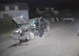 Osowno: Opel uderzył w zaparkowane volvo. Trzy osoby w szpitalu