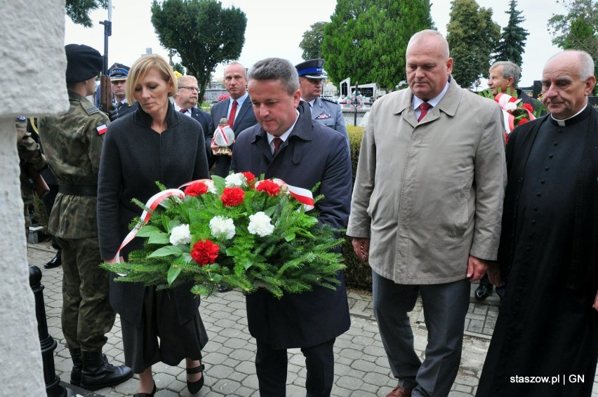 Kwiaty przed grobem żołnierzy składają, od lewej: zastępca...