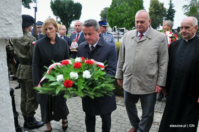 Kwiaty przed grobem żołnierzy składają, od lewej: zastępca burmistrz Staszowa dr Ewa Kondek, burmistrz Staszowa Leszek Kopeć, przewodniczący Rady Miejskiej w Staszowie Ireneusz Kwiecjasz i ksiądz Szczepan Janas.