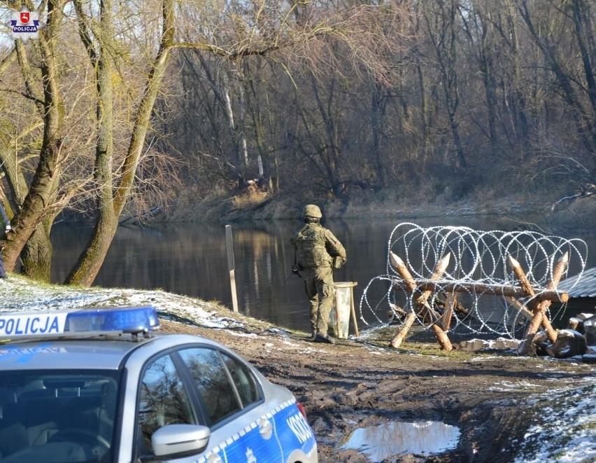 Pilnie strzeżona granica polsko-białoruska na Lubelszczyźnie. Patrole policyjne przy rzece Bug i na drogach w tej części regionu