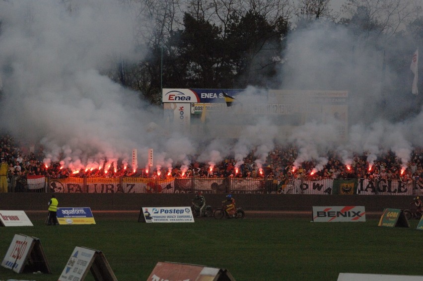 Na żużlowe lubuskie derby w sezonie 2006 kibice w Zielonej...