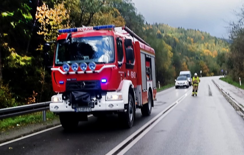 Szczawa. Samochód osobowy wypadł z drogi i uderzył w przepust. Utrudnienia na szosie przez Gorce