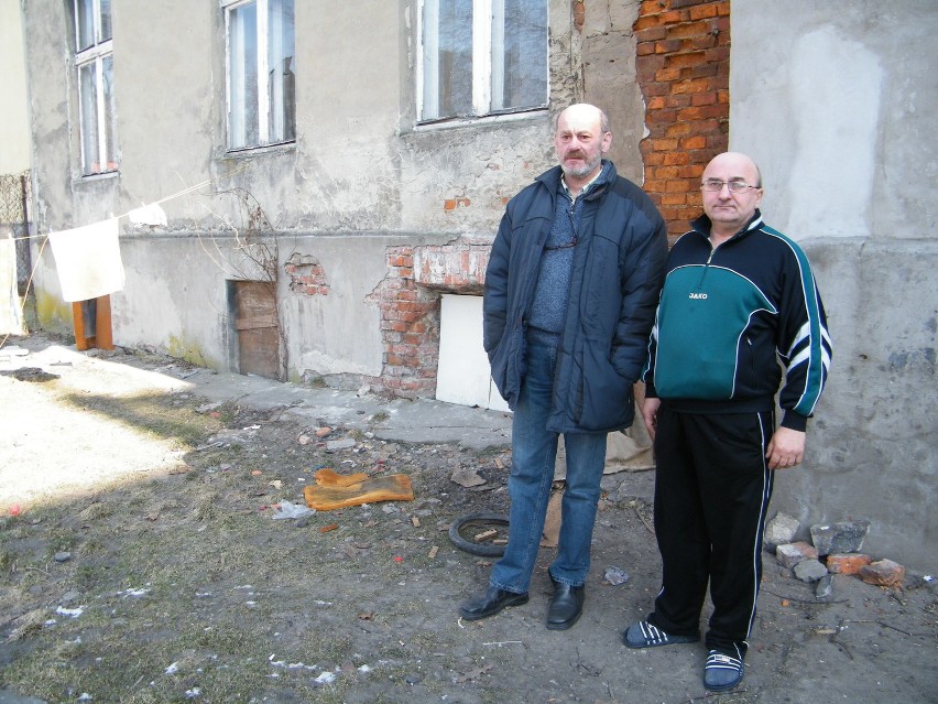 Oświęcim. Mieszkańcy alarmują, że stan budynku przy ul....