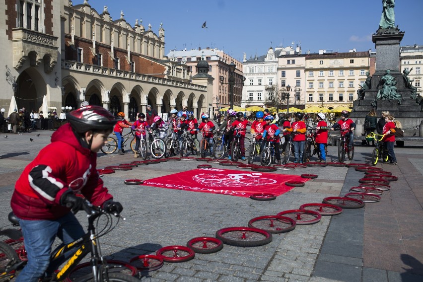 16.03.2016 krakow  
rynek glowny, happening, dzieci ukladaja...