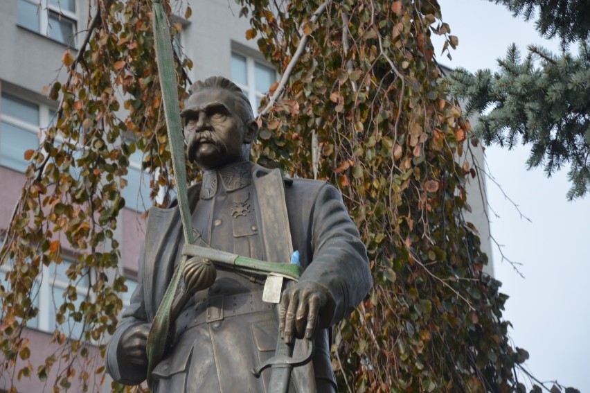 Tarnów. Marszałek Józef Piłsudski ma wreszcie pomnik w mieście. Na cokole ustawiono go w kwadrans [ZDJĘCIA]