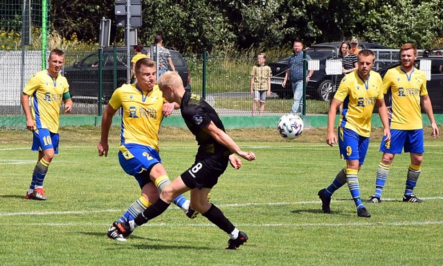 Iskra Szydłowo wreszcie zwyciężyła na wyjeździe. Nasz zespół pokonał 3:1 Koronę Piaski i obecnie plasuje się w IV lidze na 13 pozycji