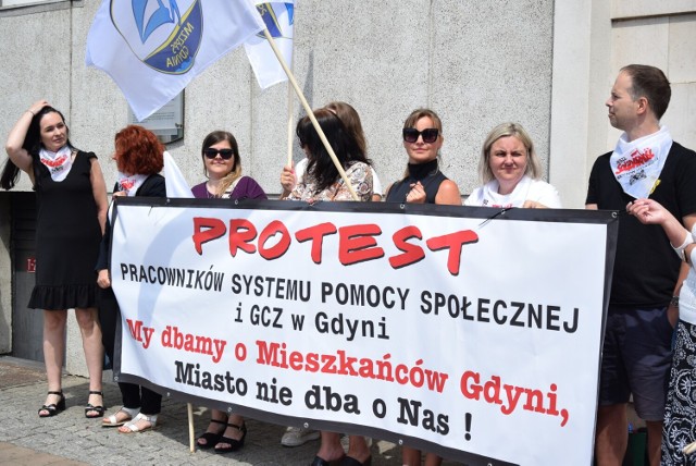 Pracownicy pomocy społecznej w Gdyni protestują. "Rozmowy z prezydentem nic nie dały"