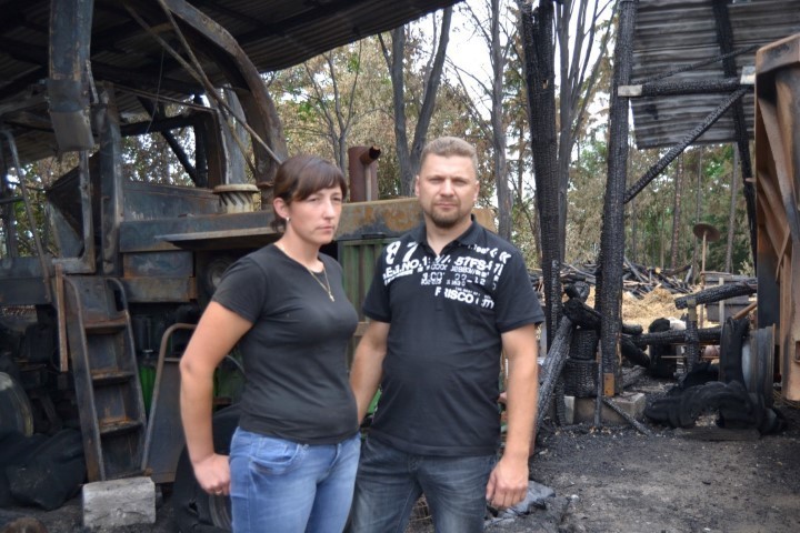 W Małżewie piorun uderzył w stodołę. Spłonęły budynki, sprzęt rolniczy. Pogorzelcy potrzebują pomocy