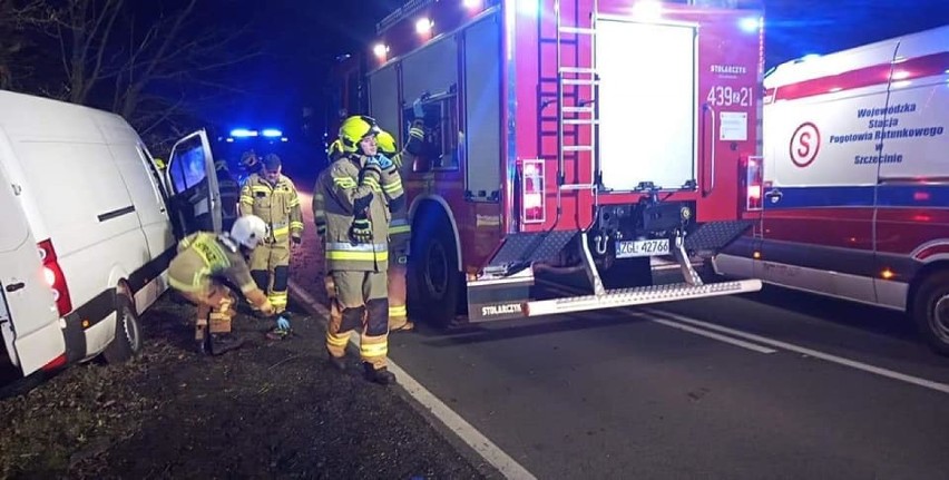 Pod Goleniowem bus uderzył w drzewo. Kierowca trafił do szpitala