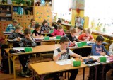 Mniej uczniów w klasach pierwszych szkół podstawowych w całym regionie. Winna reforma