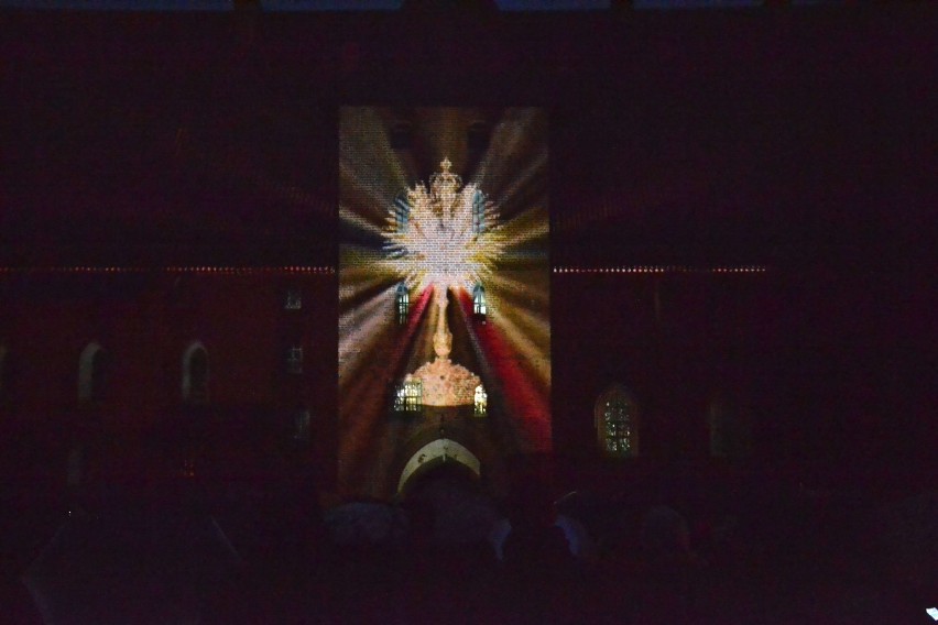 Zamek w Malborku "światłem malowany" [ZDJĘCIA]. Spektakl na murach warowni z okazji zakończenia prac w zespole kościoła zamkowego