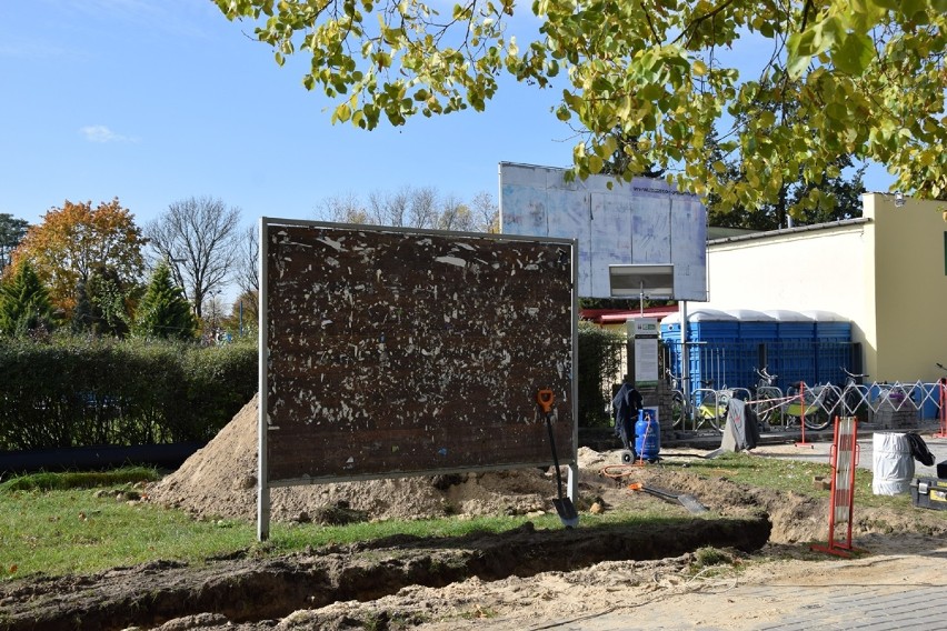 Zduńska Wola. Kto zdziera plakaty i obwieszczenia wyborcze z tablic?