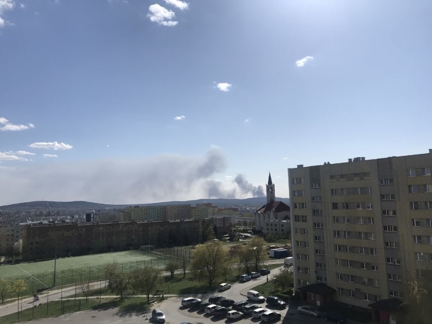 W niedzielę po południu wybuchł pożar w składowisku odpadów...