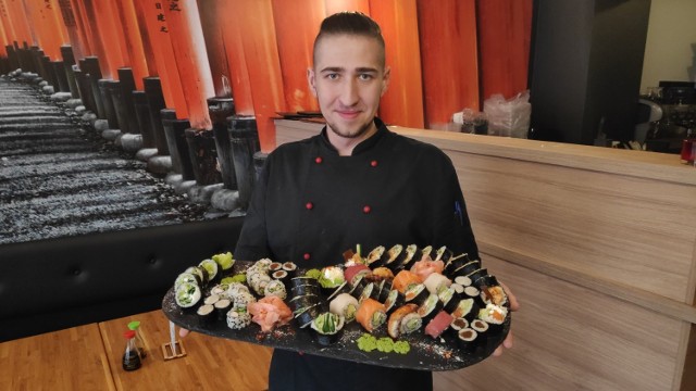 Daniel Smołuch z Sushi Nigiri w Kielcach zaprasza na promocję - set Rainbow, czyli 61 kawałków sushi w cenie 99 złotych.