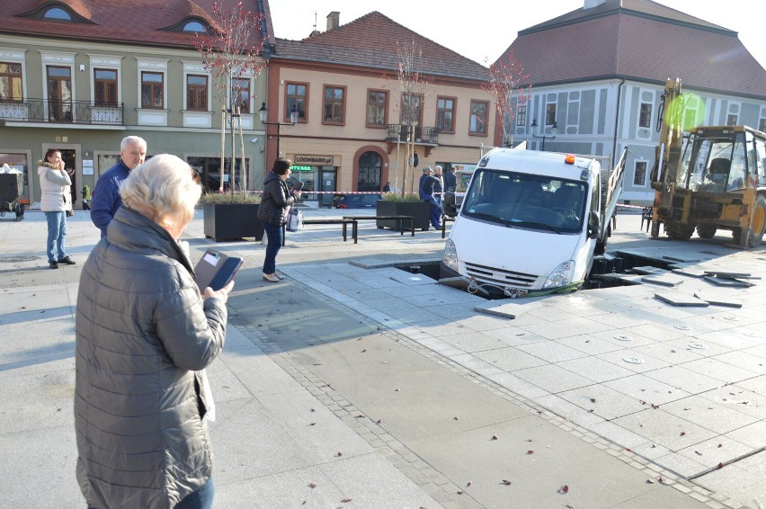 Samochód wjechał do fontanny multimedialnej na płycie Rynku...