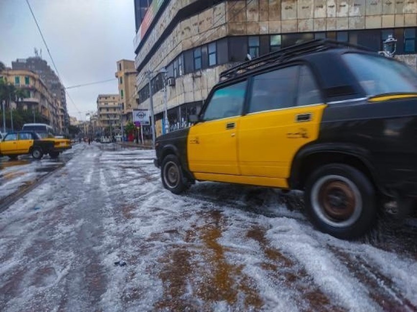 Ulice Aleksandrii pokrył śnieg. Wydano ostrzeżenia dla...