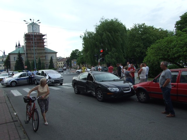 Do zderzenia doprowadziła kierująca chryslerem, która wymusiła pierwszeństwo