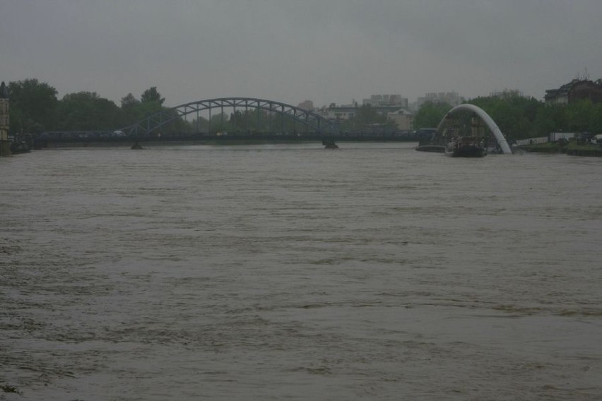 Kraków, godzin 13. Widok na Most Piłsudskiego z Mostu...