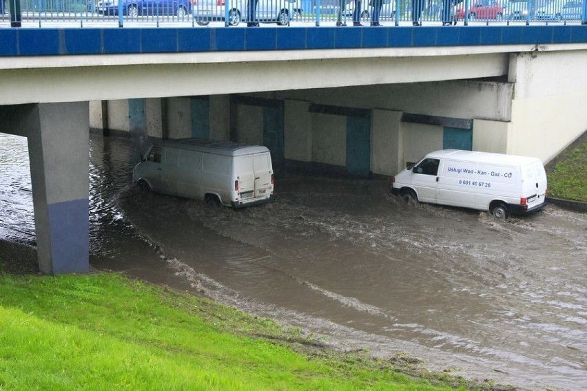 Kraków, godzin 13. Przejazd pod mostem - ul. Na Zjeździe....