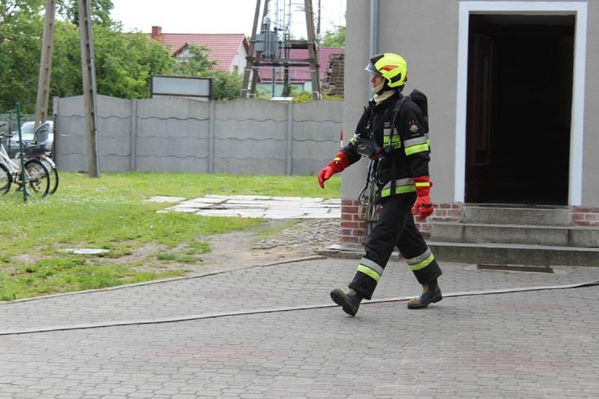 Ćwiczenia strażackie w szkole w Czerninie