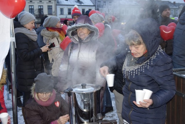 Pod koniec stycznia Skierniewice przyłączyły się do ogólnopolskiej akcji Murem za Owsiakiem. Mieszkańcy Skierniewic nie zawiedli i licznie stawili się w rynku, aby solidarnie wesprzeć Wielką Orkiestrę Świątecznej Pomocy i jej Dyrygenta.  Rozdawano orkiestrowe serduszka i baloniki, zaś organizatorzy zadbali o poczęstunek w postaci gorącej herbaty, co okazało się strzałem w dziesiątkę, bo temperatura nie rozpieszczała. Na koniec uczestnicy wydarzenia stanęli do wspólnego zdjęcia.