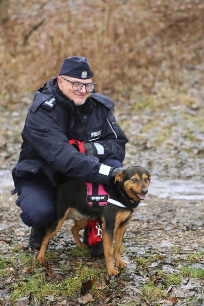 Olecko: Policjanci kupili karmę zwierzętom ze schroniska i uczestniczyli we wspólnym spacerze