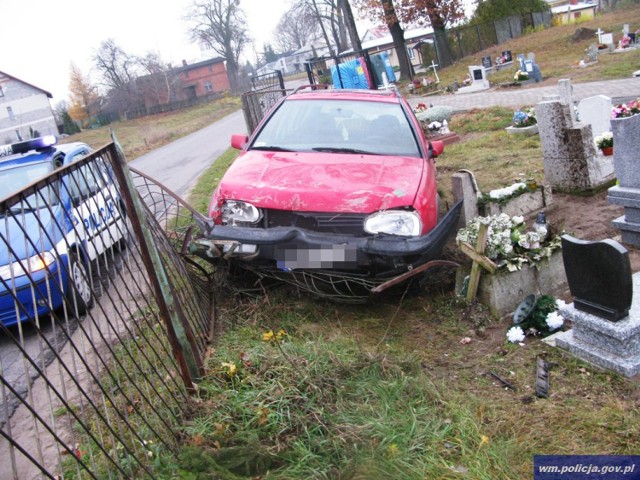 Wypadek w Tereszewie. Pijany kierowca wjechał w groby
