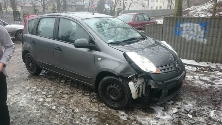 Oblodzone jezdnie w Bydgoszczy. Kilka aut uszkodzonych na ul. Stawowej