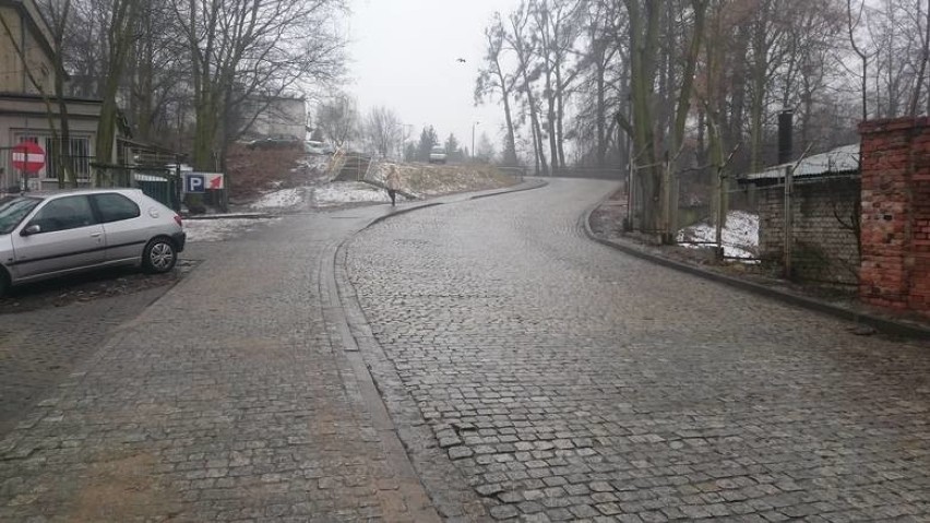 Oblodzone jezdnie w Bydgoszczy. Kilka aut uszkodzonych na ul. Stawowej