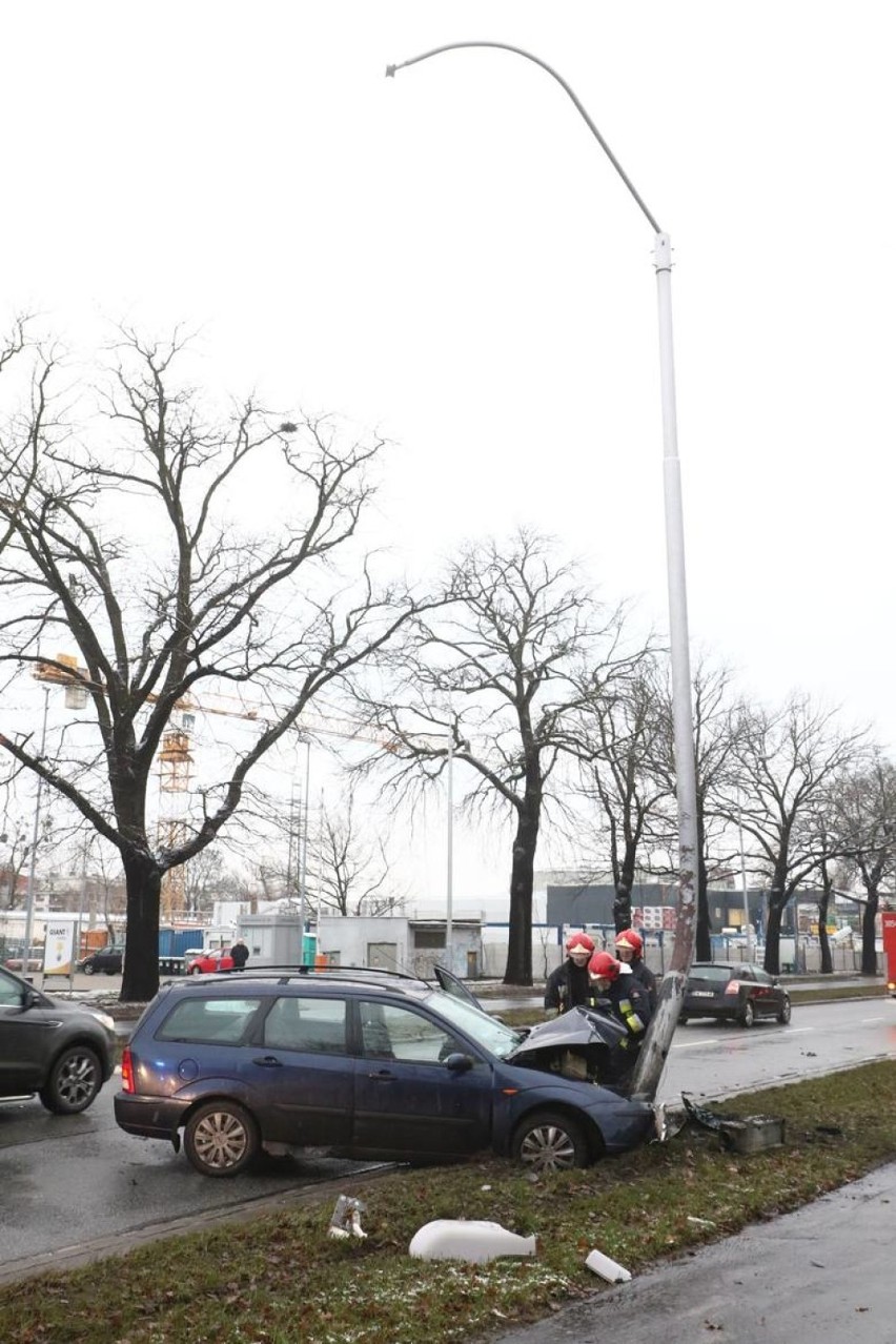 Mieszkańcy powiatu oleśnickiego ucierpieli w wypadku na Brücknera (ZDJĘCIA)