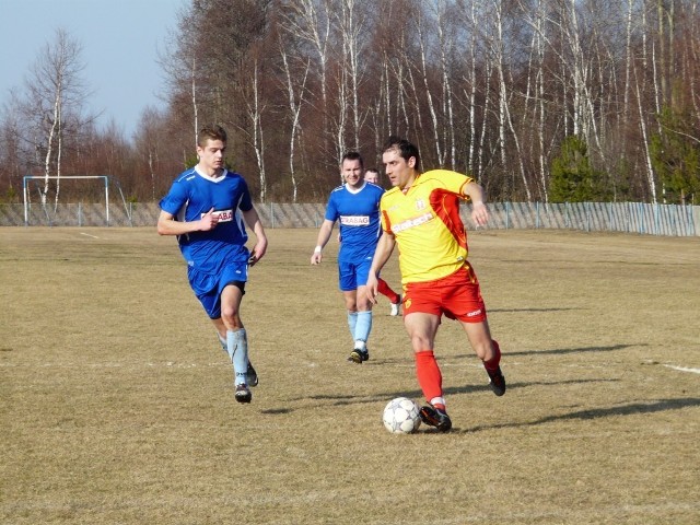 Przemysław Korytkowski (żółta koszulka) sam mógł rozstrzygnąć losy meczu z Sorento Zadębie