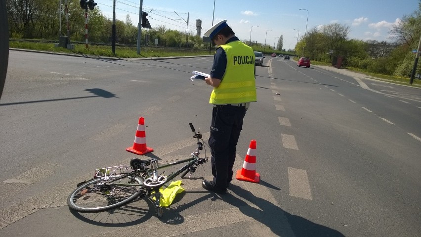 Wypadek na Maratońskiej w Łodzi. Potrącenie rowerzysty [ZDJĘCIA]