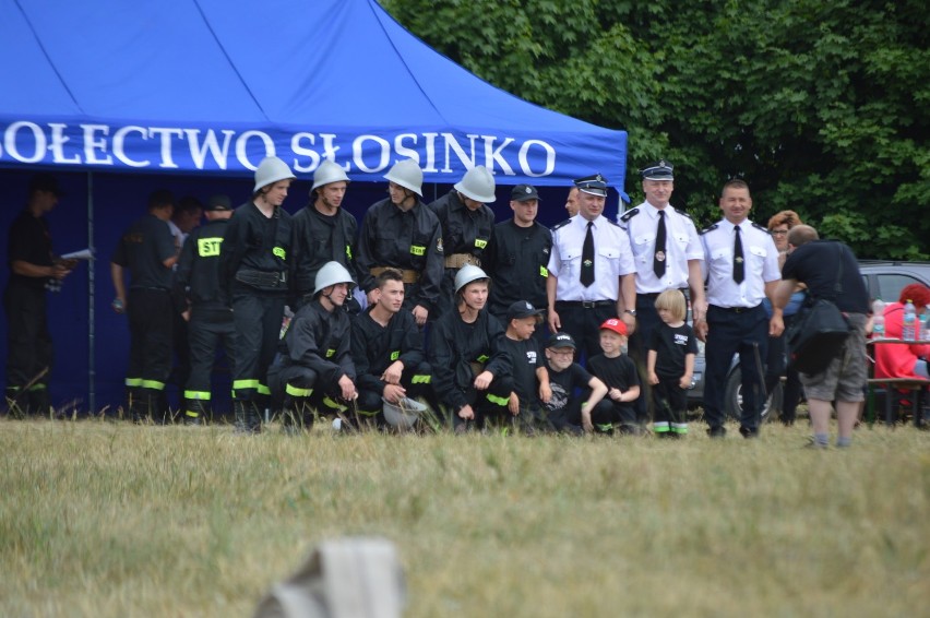 Miastko. Fotorelacja z Gminnych Zawodów OSP w Słosinku. Walczyli nie tylko strażacy, ale też... strażaczki  