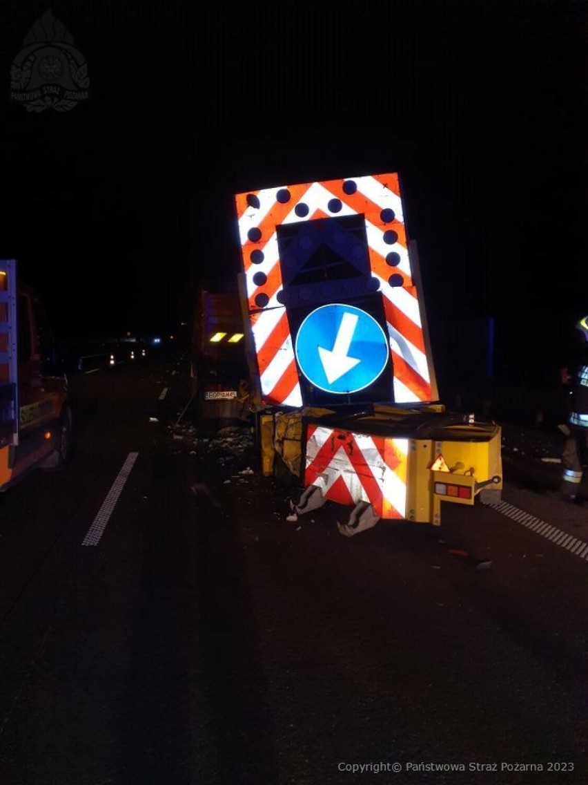 Wypadek na autostradzie A1 w okolicach Radomska. Ciężarówka uderzyła w przyczepę zabezpieczającą roboty drogowe