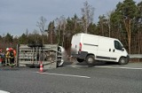 Groźne zdarzenie na tarnowskim odcinku autostrady A4. Na drogę przewróciła się laweta z samochodem osobowym. Interweniowały służby