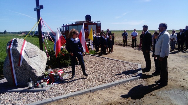 Po odsłonięciu obelisku delegacje składały kwiaty pod pomnikiem.